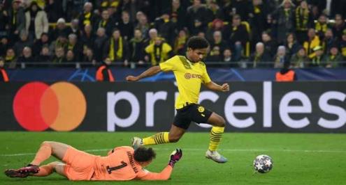 تقارير: أديمي يصفع برشلونة بتجديد عقده مع بروسيا دورتموند